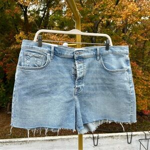 7 For All Mankind women’s Light Blue wash Monroe cut off Jean Shorts size 34 NEW